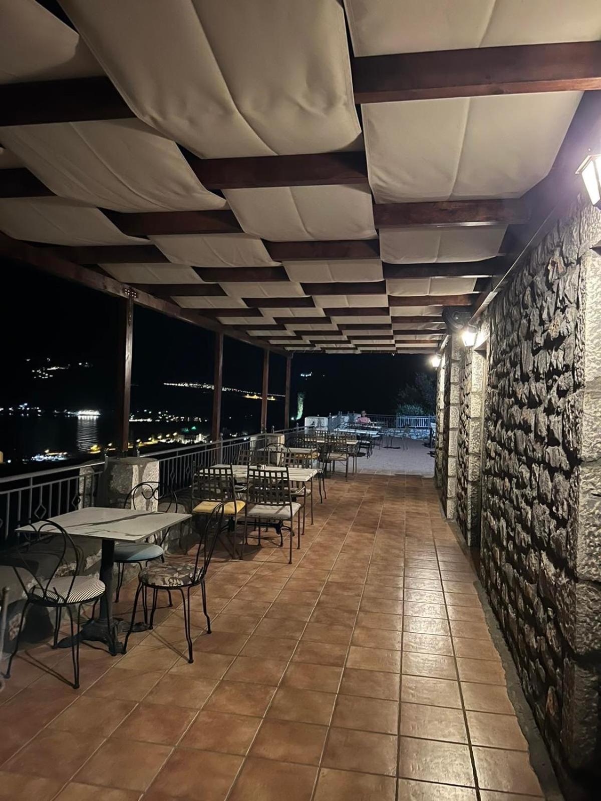 Néon Oítilon Onar Mani Suites מראה חיצוני תמונה
