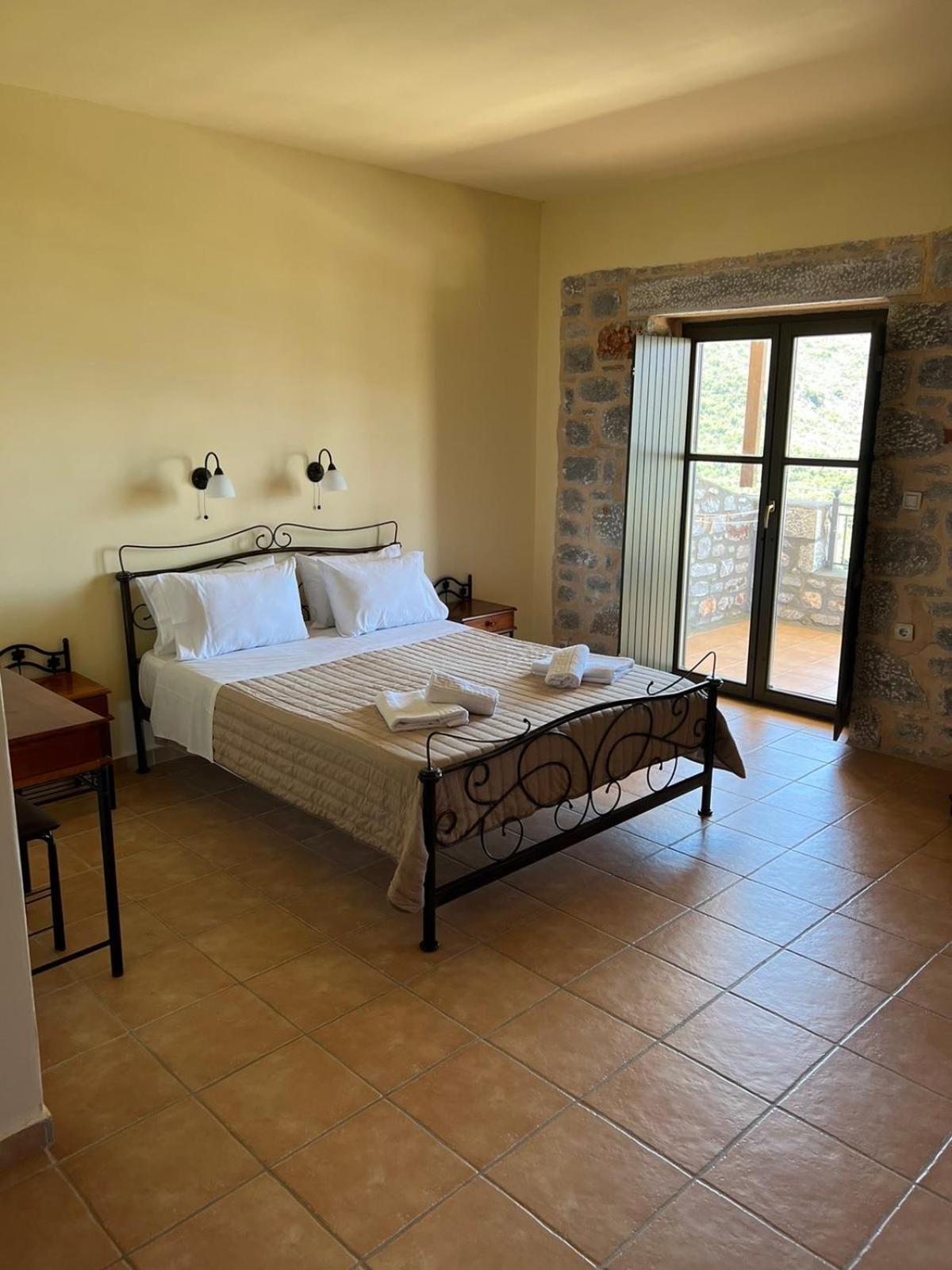 Néon Oítilon Onar Mani Suites מראה חיצוני תמונה