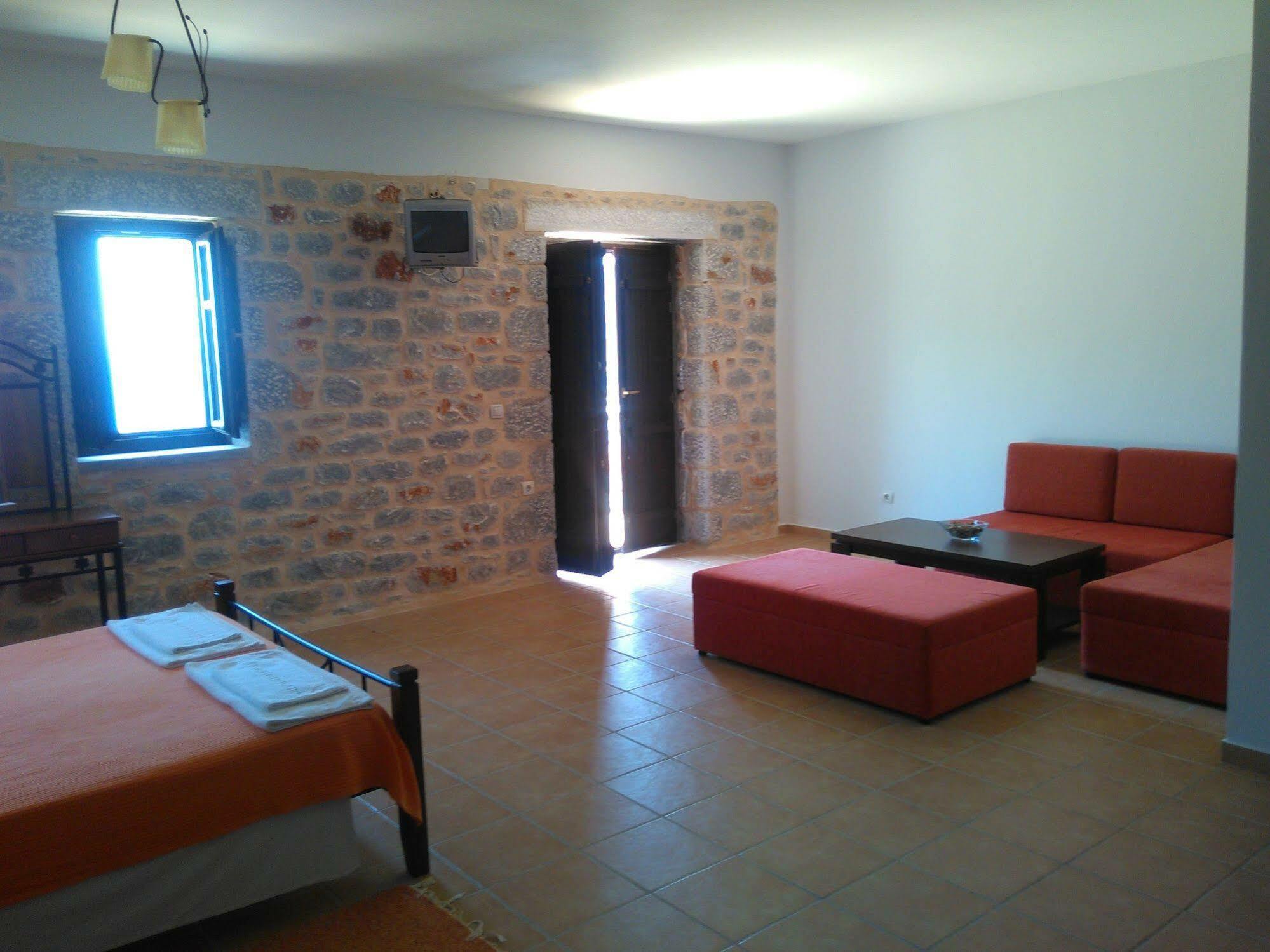 Néon Oítilon Onar Mani Suites מראה חיצוני תמונה