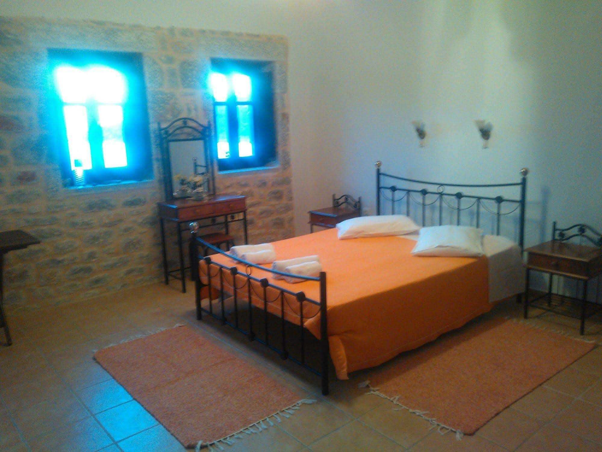 Néon Oítilon Onar Mani Suites מראה חיצוני תמונה