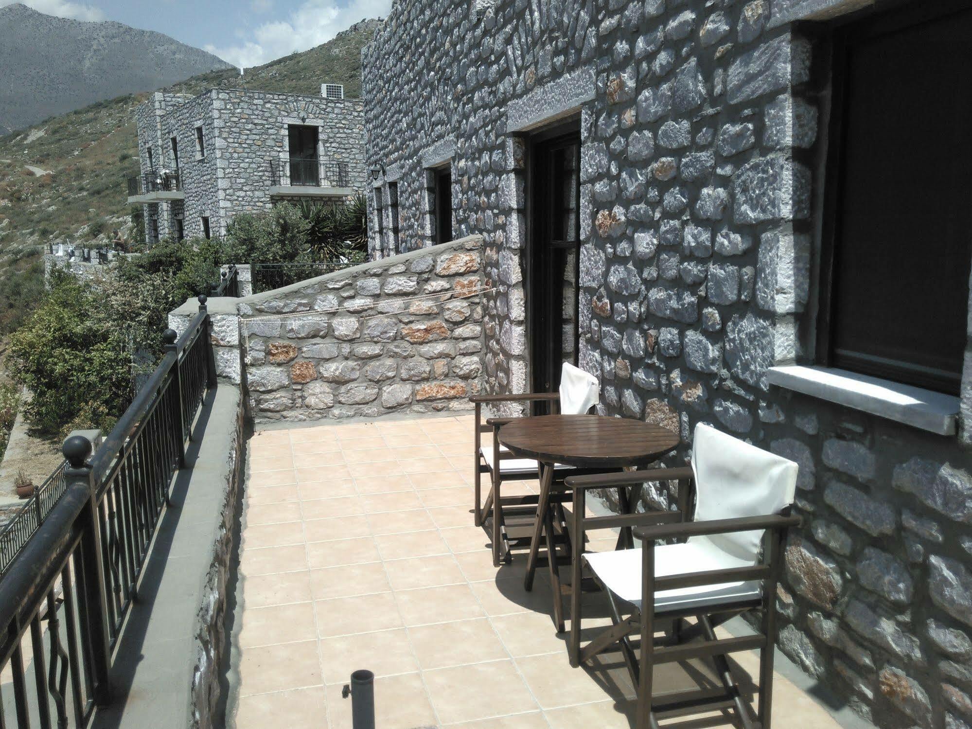 Néon Oítilon Onar Mani Suites מראה חיצוני תמונה