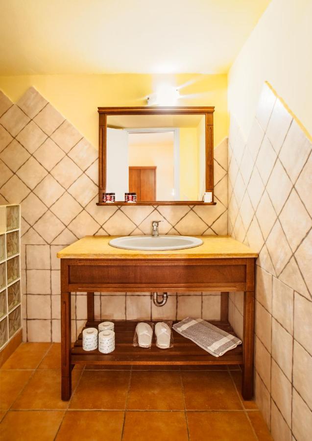 Néon Oítilon Onar Mani Suites מראה חיצוני תמונה